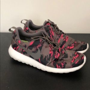 Nike Roshe Run GTX pink camo